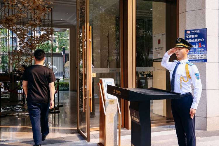 强体魄 优服务 树形象 中铁建物业成都中心开展秩序大练兵